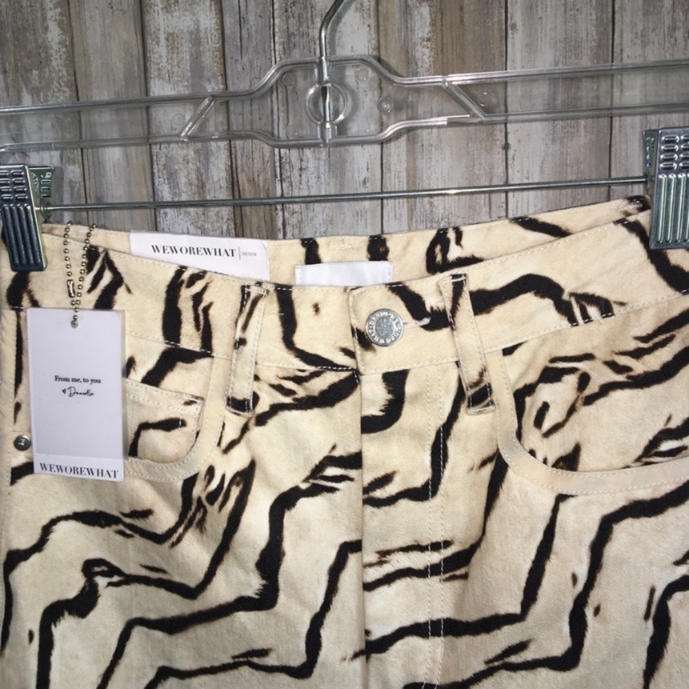 NWT WeWoreWhat Zebra Print Slit Hem Straight Leg Jeans Cream Black Size 26 - Picture 7 of 10